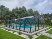 Eleganckie zadaszenie na basen wysokie OPTIMA I 10,90 x 5,20 x 2,30 poliwęglan lity wysoka pokrywa basenowa ANTRACYT